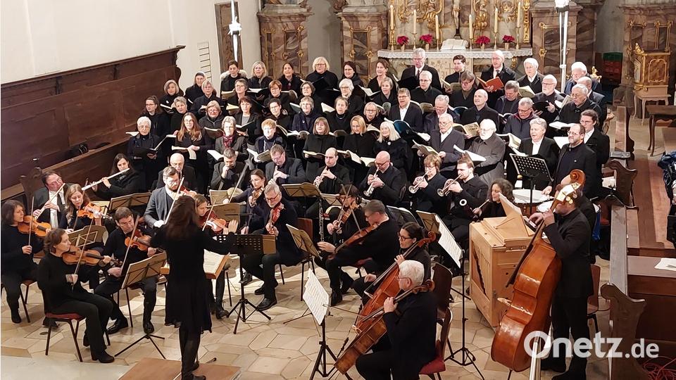 Auf deutliche Geschlossenheit fixiert waren Kantorei und Orchester beim Weihnachtsoratorium in St. Michael. Bild: Kunz
