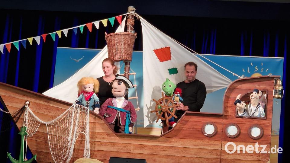 Szene mit allen Puppen Bild: Uwe Selch/exb