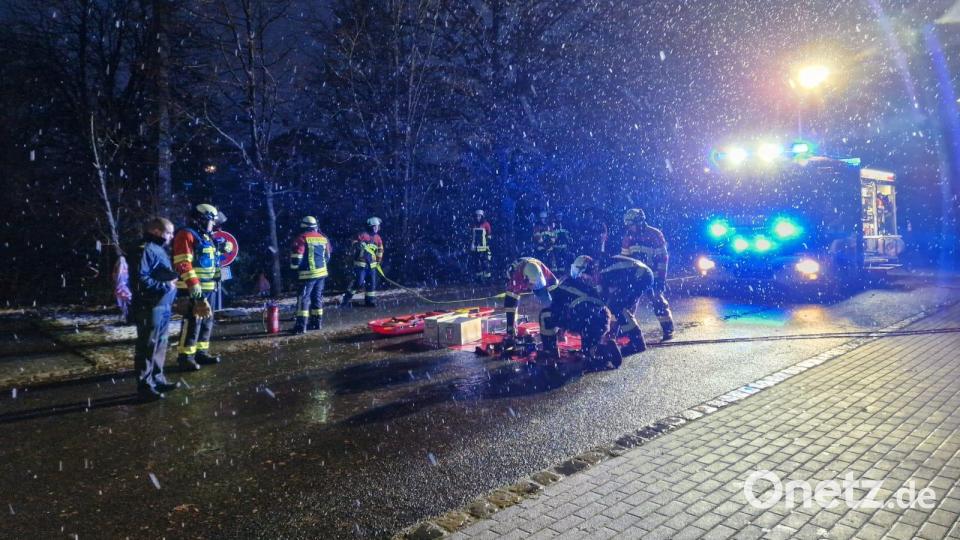 Trotz widriger Bedingungen legen die Feuerwehrleute aus Schlicht bei der Prüfung eine einwandfreie Leistung hin. Bild: lei