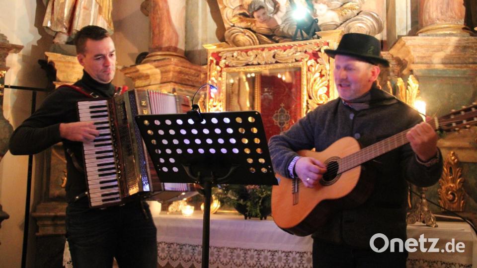 Einer der Höhepunkte war &quot;Das ewige Lied&quot; von Haindling, das Markus Haug und Michael Beugler (von links) am Seitenaltar sangen und spielten. Bild: prh