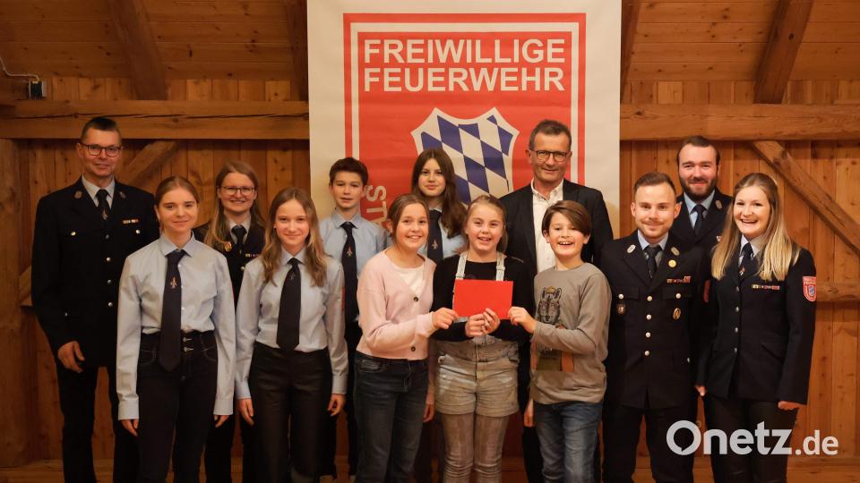 Für die 2023 neu belebte Jugendfeuerwehr und die neu gegründete Kinderfeuerwehr gab es Finanzspritzen der aktiven Wehr, von Richard Honiig jun. sowie des Lobenhofs und der Mittelmühle zur Anschaffung von Vereins-T-Shirts. V. l.: 1.Kdt. Josef Giehrl, Valentina Lederer, Kathrin Schmid, Amy Pfab, Jannis Fischer, Elene Strazzacappa, Hanna Ries-Pfab, Lotta Ries-Pfab, Richard Honig jun., Luca Strazzacappa, stv. Jugendwart Peter Pfab, stv. Kdt. Quirin Stauber, Christina Pfab. Bild: u