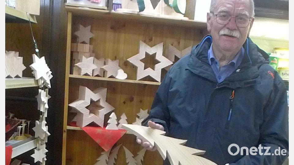 Die Holzobjekte von Schreiner Richard Winderl stehen bei der Aktion &quot;Sternstunden&quot; in Schwarzhofen im Mittelpunkt. Der Erlös aus dem Verkauf kommt einem guten Zweck zu Gute. Bild: mad