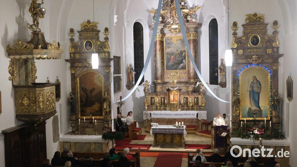 Nach einjähriger Renovierungszeit erstrahlt die Klosterkirche Pfreimd in neuem Glanz. Während einer Marien-Oktav feiert die Pfarrgemeinde die Wiedereröffnung des 430 Jahre alten Gotteshauses. Bild: Hirsch
