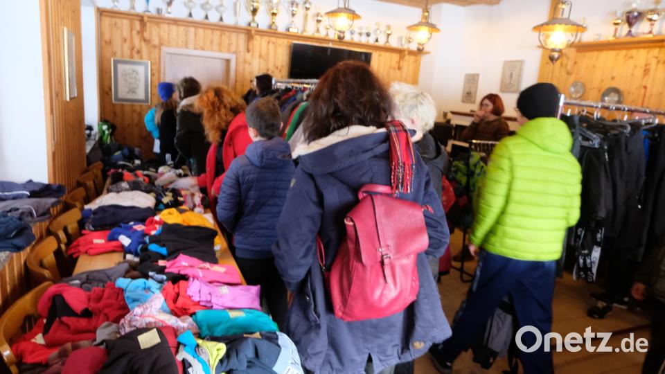 Viele Besucher der Winterbörse des TV Floß decken sich mit gebrauchten Wintersportartikeln ein. Bild: le