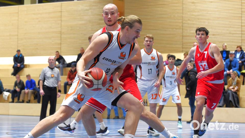 DJK-Center Jonas Meißner mit starkem Zug zum Korb. Bild: Büttner, Gerhard