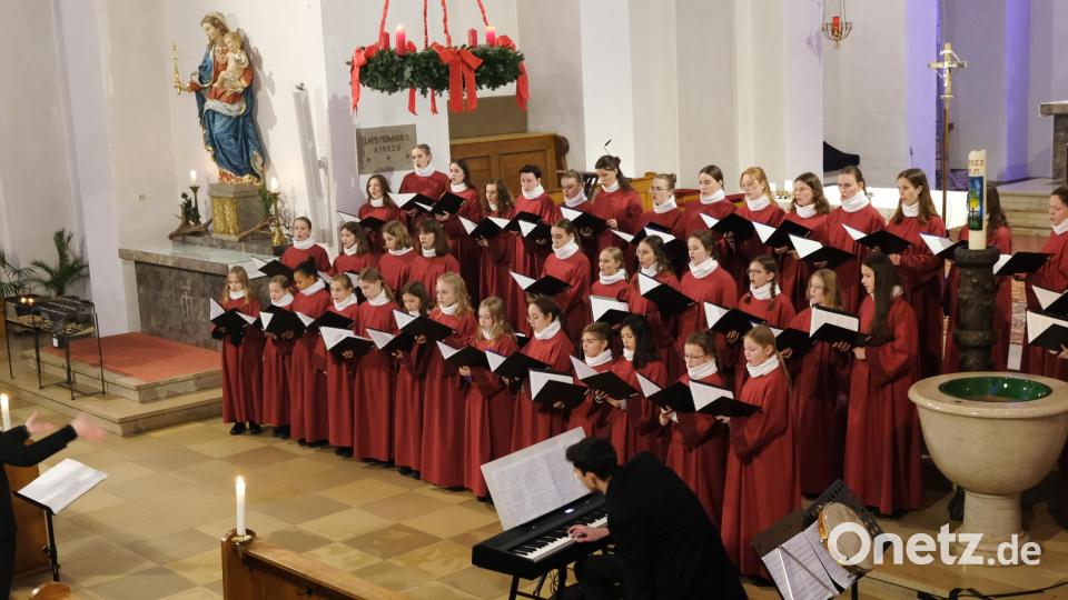 Ein Hörgenuss und eine Augenweide zugleich: Der farbenfroh und adventlich angepasste Mädchenchor der Regensburger Domspatzen. Bild: mab