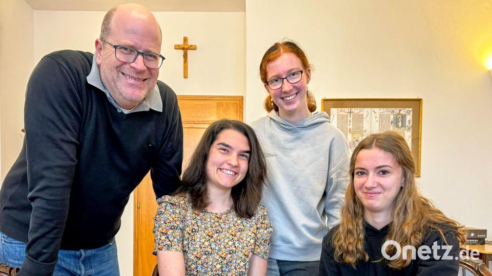 Die ungarischen Schülerinnen und ihre Gastgeber: Mária Pandula (sitzend, rechts) und Studienrat Hendrik Rosenboem, Zselyke Bíró (sitzend, links) und Franziska Grädler. Bild: Peter Ringeisen
