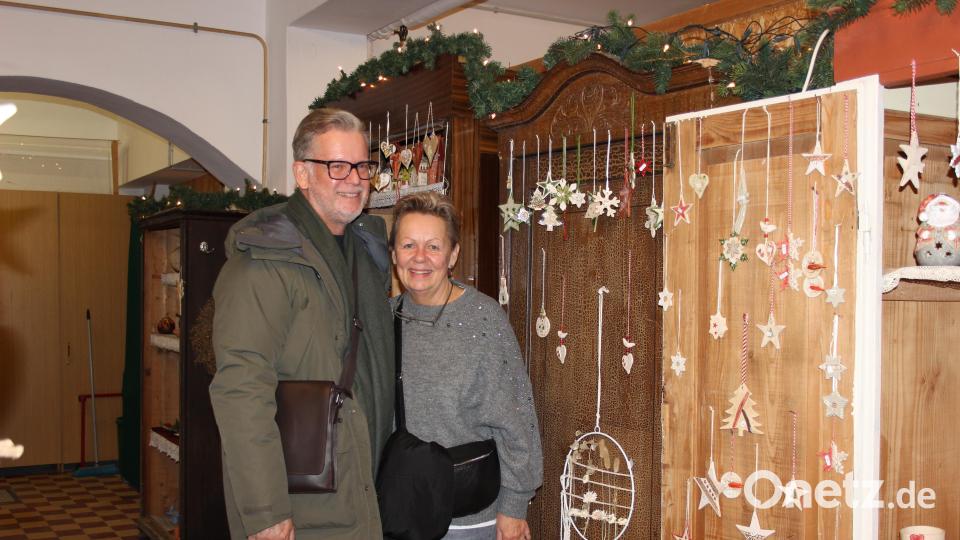 Seit vielen Jahren terminiert dieses Ehepaar aus Nürnberg seinen Urlaub so, dass es den Töpfer- und Weihnachtsmarkt besuchen kann. Bild: Heinrich, Beate [heb]