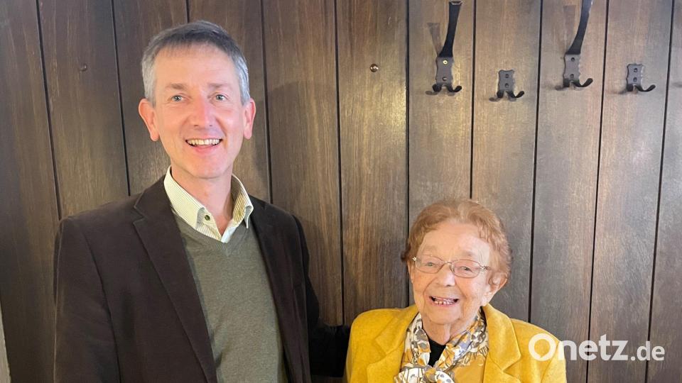 Bürgermeister Albert Geitner gratuliert Ursula Frenzel zum 90. Geburtstag. Bild: Nina Forster/exb