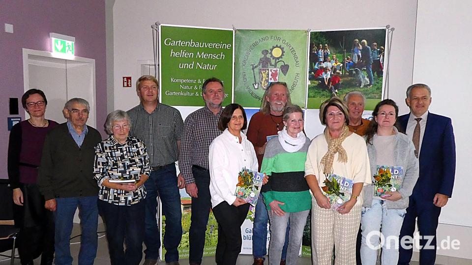 Alle Gartenbesitzer, die 2023 ihren Garten am &quot;Tag der offenen Gartentür&quot; geöffnet hatten, erhielten von Landrat Roland Grillmeier (rechts) und Manuela Pappenberger (links) kleine Geschenke. Bild: Landratsamt Tirschenreuth/exb
