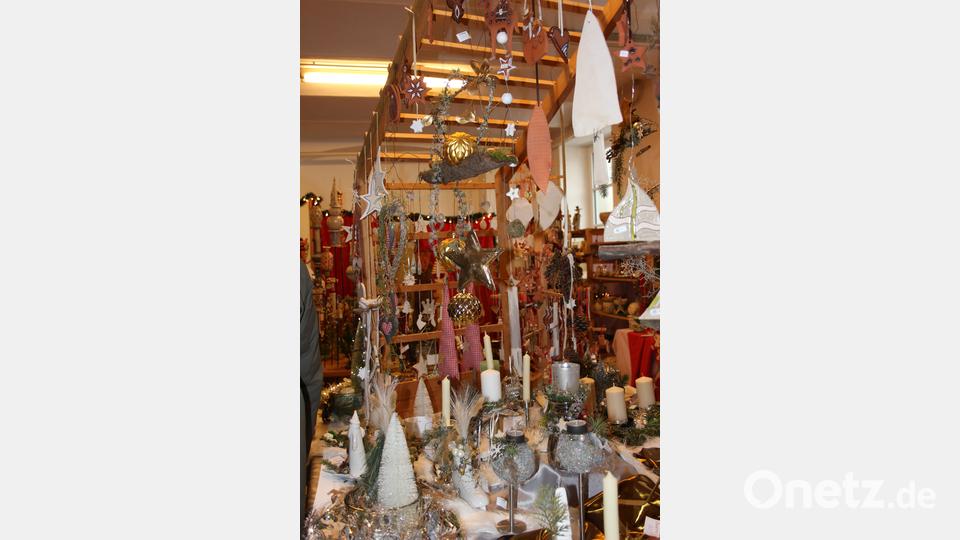 Viele Ausstellungsstücke beim gab es beim Töpfer- und Weihnachtsmarkt der KAB. Bild: heb