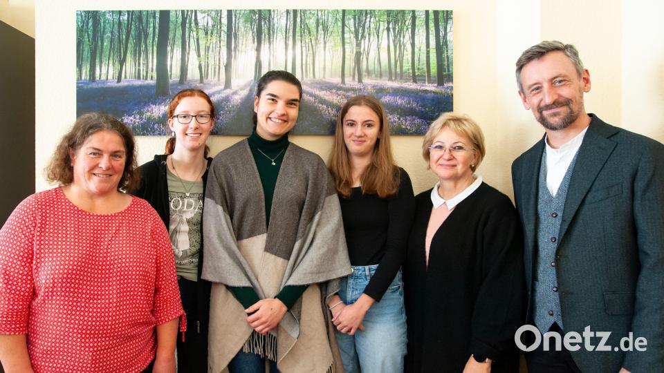 Besprechungsrunde für die Fortsetzung der Schulpartnerschaft (von links): Studiendirektorin Regina Graf, Franziska Grädler (R10b), Zselyke Bíró, Mária Pandula, Schulleiterin Eva Mátyásné Nagy (Patrona Hungariae), Decker-Schulleiter StD Hans Kistler Bild: Hendrik Rosenboem/exb