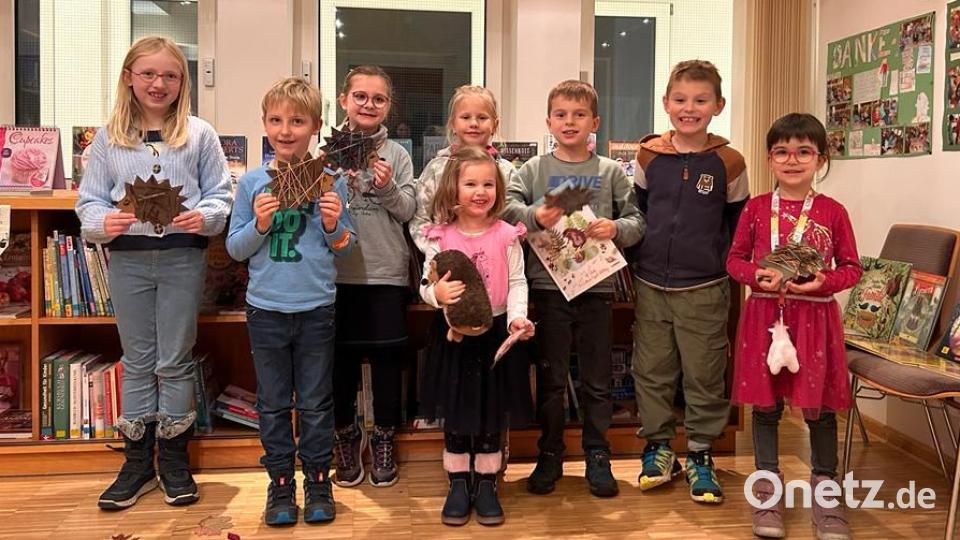 Erst hörten sie eine Igel-Geschichte, dann bastelten die Kinder beim Vorlesenachmittag der Pfarrbücherei Immenreuth Igel aus Tonpapier, Wolle, Ästen und Laub. Bild: Pfarrbücherei Immenreuth/exb