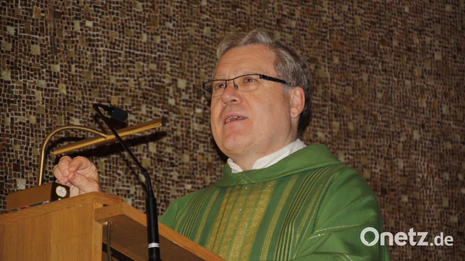 Regionaldekan Manfred Strigl ermutigt die Feiernden in seiner Predigt, durch ihr Bildungsengagement Licht in die Welt hinaus zu tragen. Bild: Hans Bräuer/KEB/exb