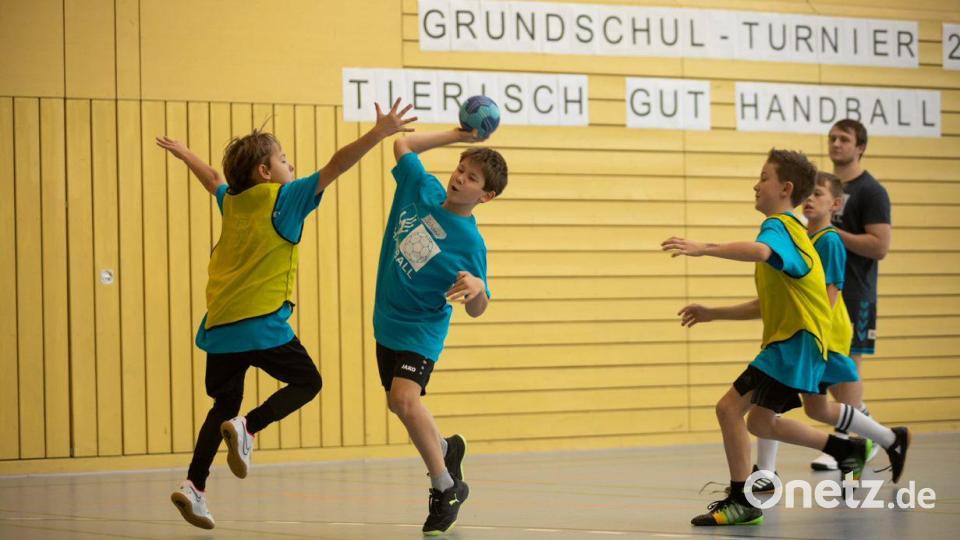 Die Neunburger Handballer veranstalten ein Grundschulturnier, an dem über 100 Kinder teilnehmen. Bild: Korbinian Blendl/exb