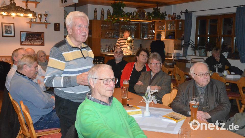 Einige Autoren stellen in der &quot;Almhütte&quot; ihre Beiträge zum 68. Band der Reihe &quot;Oberpfälzer Heimat&quot; vor. Bild: Kunz