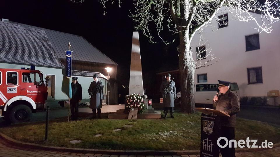 Auch der erste Vorsitzende des Kriegervereins Burgtreswitz Hans Höcker gedachte der Gefallenen, Vermissten und Opfer der beiden Weltkiege aus Burgtreswitz. Bild: gi