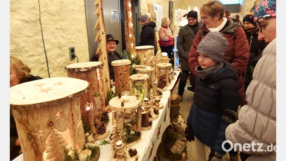 Andreas Ebnets Holzkunstwerke sind ein Blickfang beim Handwerkermarkt in der Gewölbehalle. Bild: lg