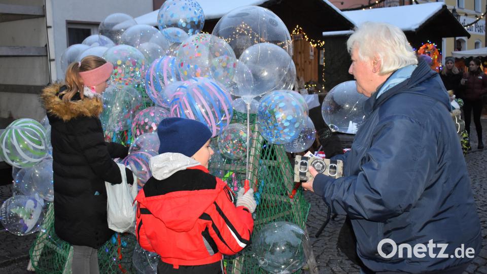 Die Luftballons mit den bunten Lichtern kamen gut an. Bild: rgr