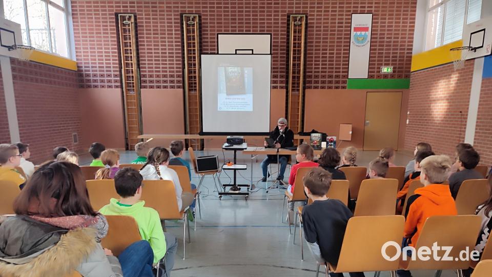 Vorlesetag an der Grundschule Krummennaab mit Andreas Fachtan. Bild: Grundschule/exb