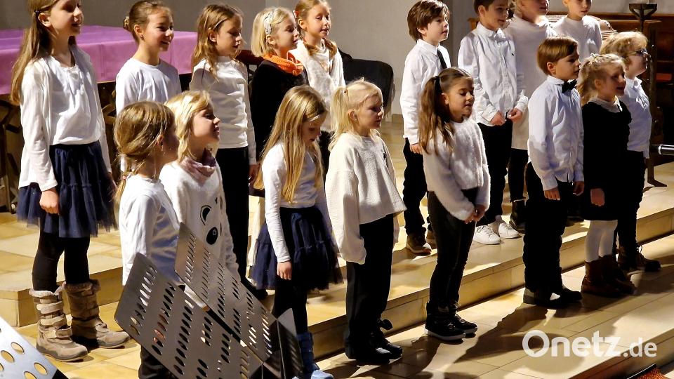 Die jüngsten Sängerinnen und Sänger beim Konzert zugunsten der Aktion &quot;Lichtblicke&quot; waren die „chOHRwürmer“. Bild: R. Kreuzer