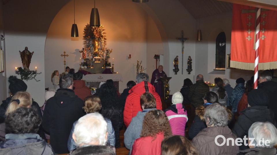 Pfarrer Gerhard Schmidt zelebrierte den Patroziniumsgottesdienst in der Kaimlinger Dorfkirche. Bild: dob