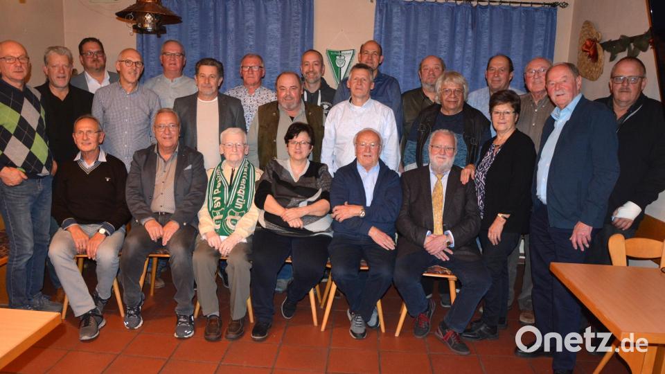 Im Bild die Jubilare, die seit 40, 50, 60 und 70 Jahren zur Sportvereinsfamilie in Pechbrunn gehören. Längstes Mitglied ist der 86-jährige Oskar Zeitler (sitzend, Dritter von links), der dem Verein seit 70 Jahren die Treue hält. Bild: jr