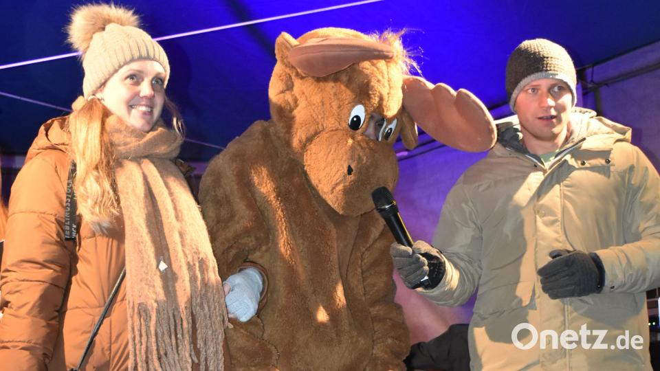 Kulturmanager Pirmin Balk mit dem &quot;Rentier&quot; und Jasmin Kastenmeier. Bild: rgr