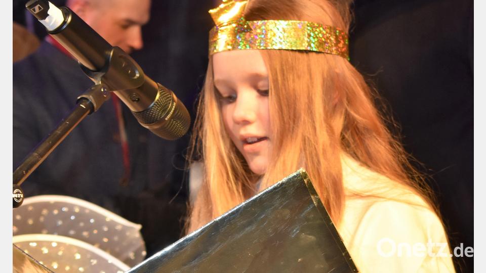 Das Christkind spricht den Prolog. Bild: rgr