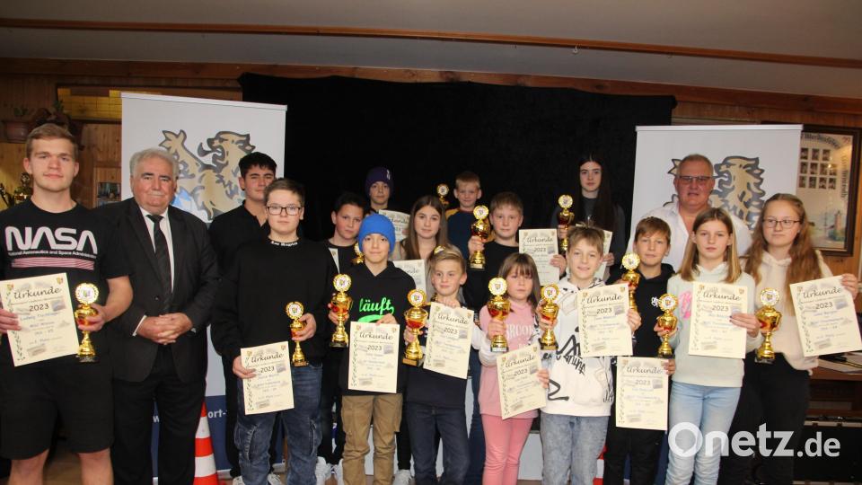 Die Besten auf Landkreisebene im Kartsport mit Tirschenreuths 2. Bürgermeister Peter Gold (2. von links) und Michael Sollfrank (3. von rechts stehend). Bild: kro