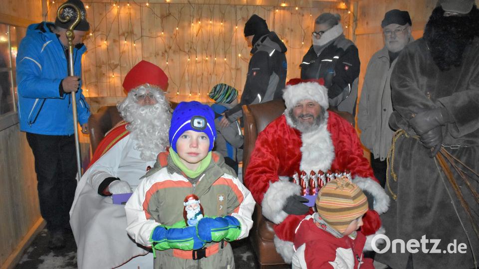 Für die Kinder ist der Besuch von Nikolaus und Santa Claus ein weiterer Höhepunkt. Bild: rgr