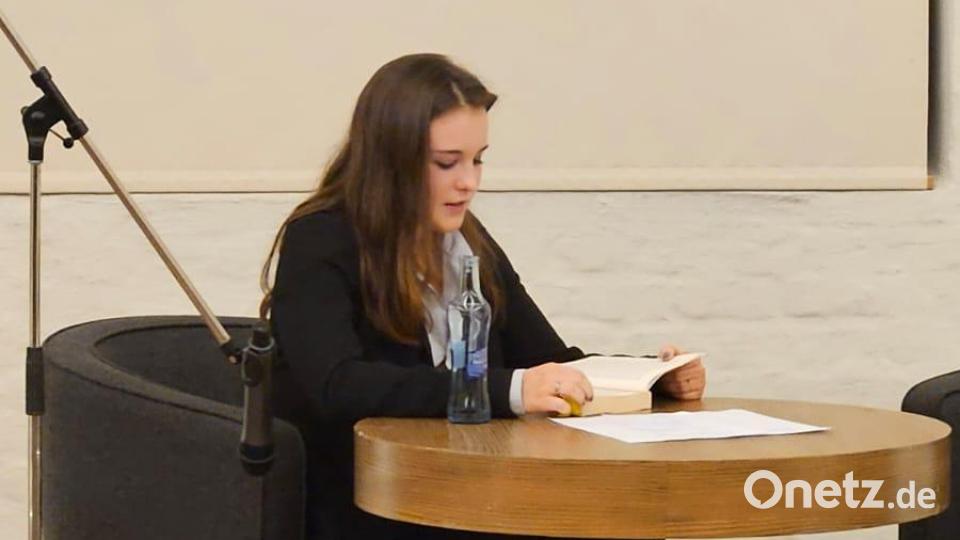 Die junge Autorin Marlena Münchmeier las aus ihrem ersten Buch „Rave - die Auserwählten“. Bild: Sarah Weiß/exb