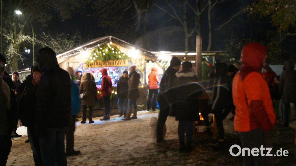 Die Besucher des Adventsmarkts der Plassenberg-Schützen lassen sich auch nicht von Schnee und Wind abhalten. Bild: sgs