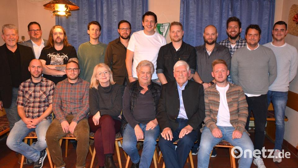 Im Bild die Vereinsjubilare, die dem SV Pechbrunn seit 25 und 30 Jahren die Treue halten. Mit dabei (stehend, von links) Vorsitzender Roland Zeitler und Bürgermeister Stephan Schübel. Bild: jr