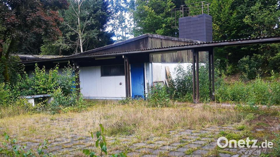 Von hier aus wurde das Wasser des &quot;beheizten Freibads&quot; angewärmt. Das Gebäude enthält die Heizanlage. Bild: ld