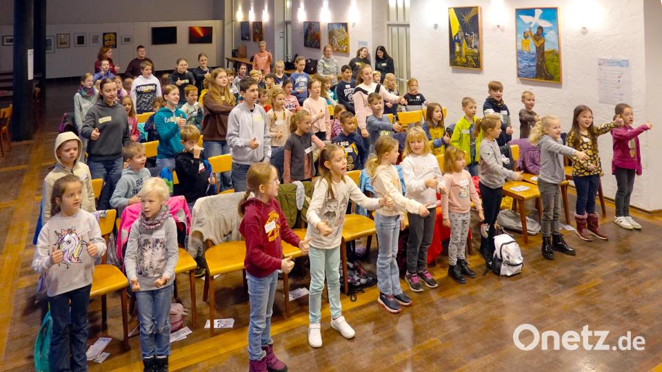 Ein fröhliches Lied bringt gleich zum Auftakt alle Kinder in Bewegung. Bild: gac