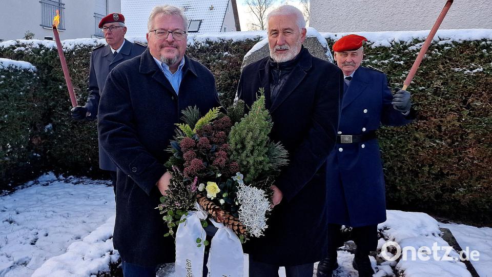Vorsitzender Hans-Jürgen Meier und Stadtrat Reinhard Meier mit dem Gebinde am Mahnmal. Bild: R. Kreuzer