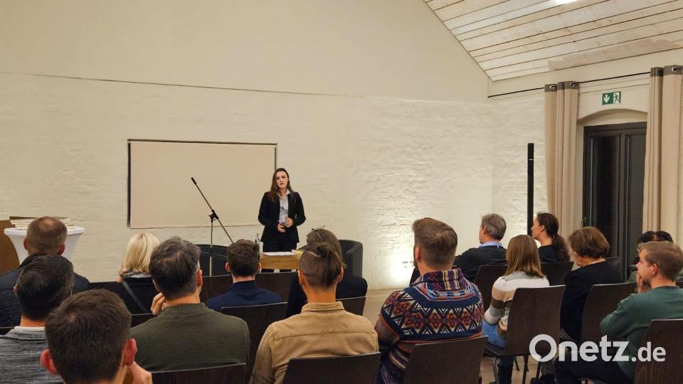 Die junge Autorin Marlena Münchmeier las aus ihrem ersten Buch „Rave - Die Auserwählten“. Bild: Sarah Weiß/exb