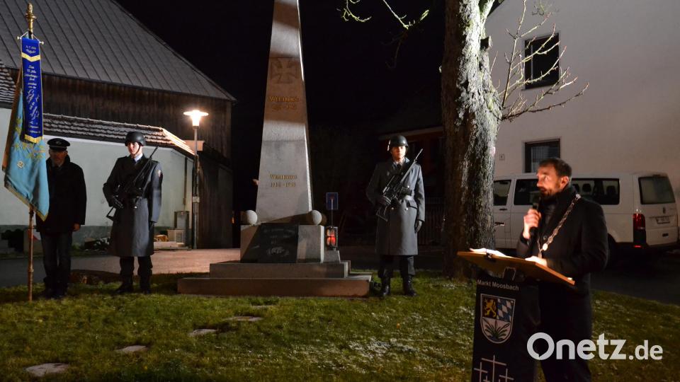 Bürgermeister Armin Bulenda bedauerte, dass nach Ende der beiden Weltkriege die Verfolgung, Demütigung, körperliche und seelische Verwundung, Tod und Vernichtung längst kein Ende gefunden haben. Bild: gi
