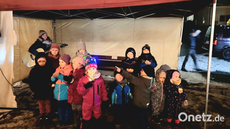 Die Singing Kids erfreuten zur Gitarre von Julia Luber mit Weihnachtsliedern Bild: bk