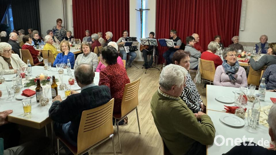 Der Pfarrsaal St. Marien war bis auf den letzten Platz mit Senioren besetzt, die sich vom Ensemble &quot;CantArt&quot; musikalisch auf das bevorstehende Weihnachtsfest einstimmen ließen. Bild: dob