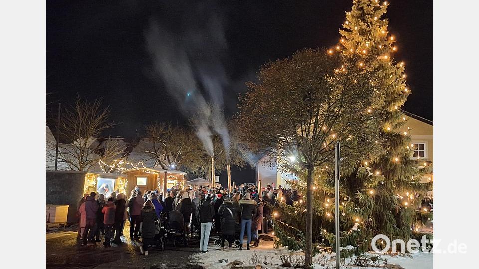 Kinder, Eltern und Großeltern sah man hauptsächlich bei der Advent After-Work-Party letzte Woche. Das Kinderhaus bot Crèpes an und der Heilige Nikolaus verteilte Geschenke an die Kleinen. Bild: lep
