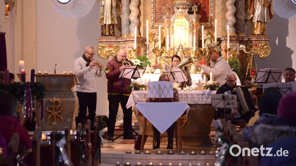 Das Bläserquartett der Stadtkapelle Pleystein und die "Sitzweilgruppe Miesbrunn" gestalteten die "Altbairische Weihnacht" in der St. Wenzeslaus-Kirche. Bild: bey