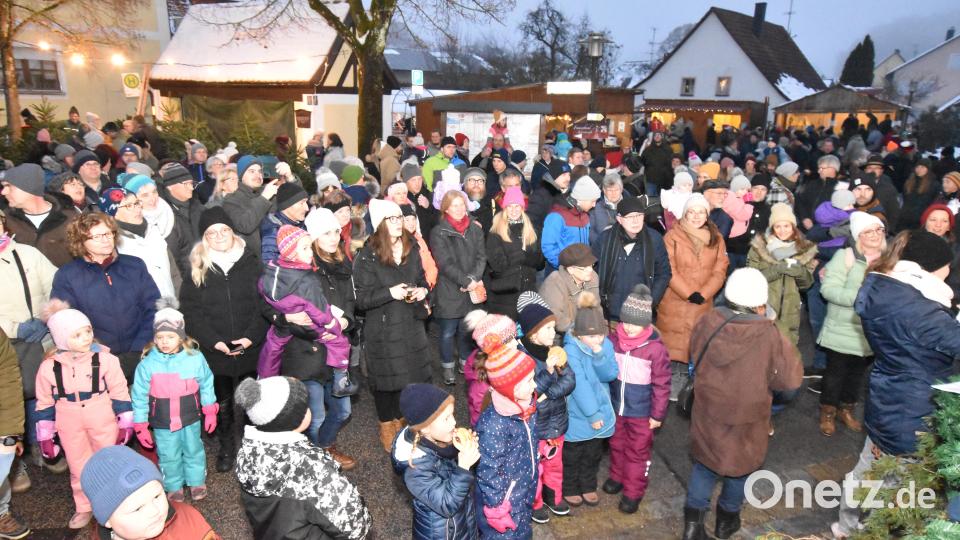 Als es dunkle wurde, herrschte in der Festzone reges Treiben. Bild: no