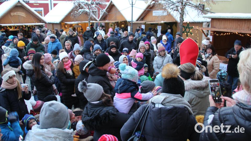Dicht gedrängt standen die Kinder am Sonntag vor dem Nikolaus. Bild: bjo