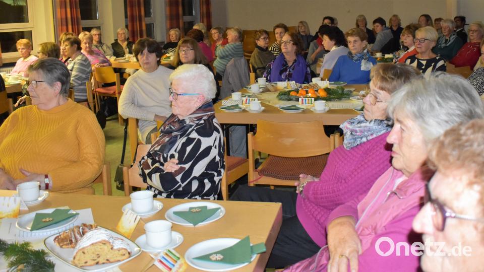 Adventsfeier beim Katholischen Frauenbund im schön geschmückten Jugendheim-Saal. Bild: rgr