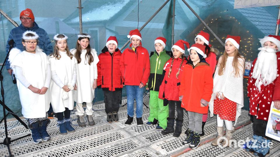 Die vierte Klasse der Grundschule Illschwang setzte, einstudiert von Christine Ruoff und unterstützt von Elena Dittrich, ein lustiges Weihnachtsstück auf der Bühne in Szene. Bild: no