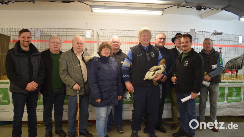 Im Beisein zahlreicher Ehrengäste eröffnet Vorstand Patrick Schmid (links) die 13. Pfreimdtalschau. Die Schirmherrschaft liegt in Händen von Bürgermeister Richard Tischler (Vierter von rechts). Bild: bnr