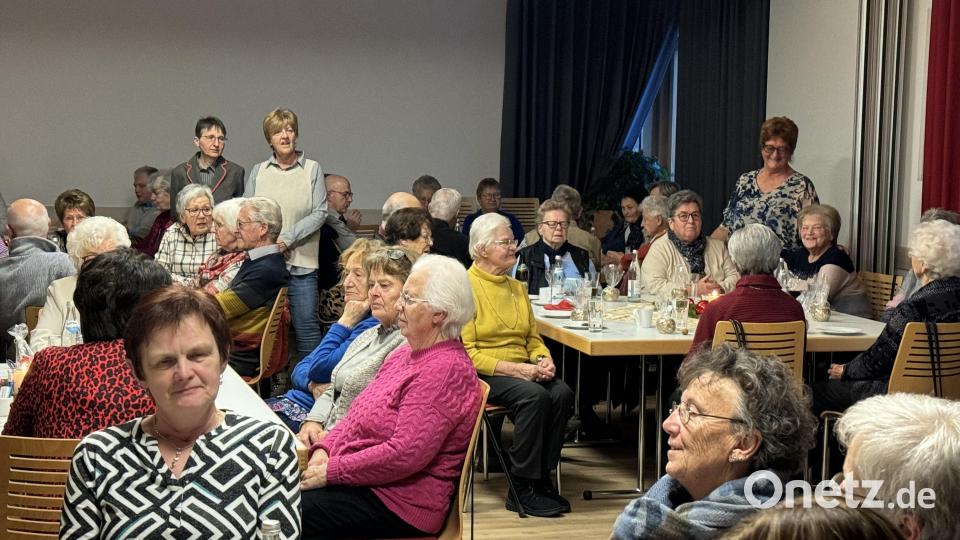 Der Pfarrsaal St. Marien war bis auf den letzten Platz mit Senioren besetzt, die sich vom Ensemble &quot;CantArt&quot; musikalisch auf das bevorstehende Weihnachtsfest einstimmen ließen. Bild: dob