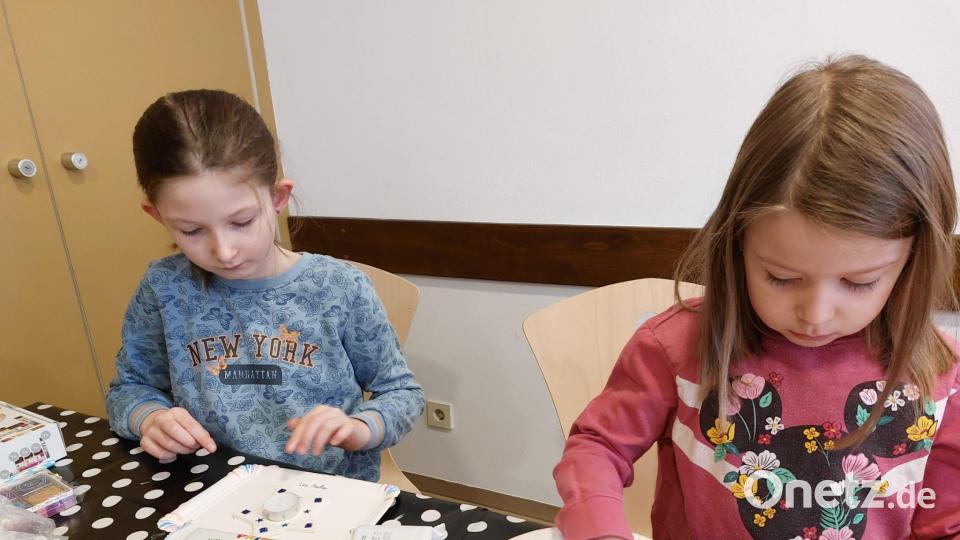 15 Kinder basteln in der Wichtelwerkstatt der Kolpingsfamilie Teelichthalter und kleine Tannenbäume. Bild: Maria Gleißner